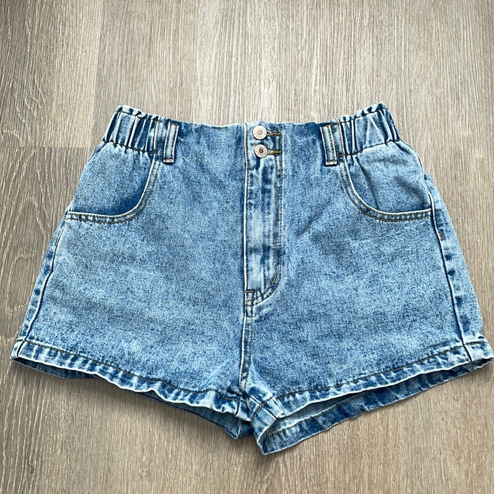 Women’s denim shorts with a cinched waist. Size: small